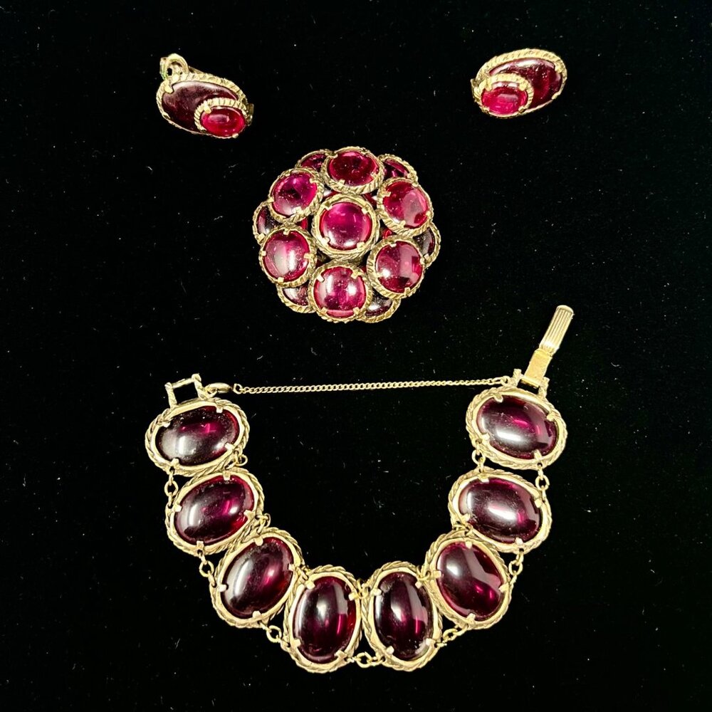 Crown Trifari Renaissance Signed 3 Pc Set Brooch Earrings Bracelet Cranberry Red